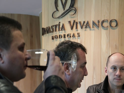 Catando vinos Vivanco en la sala de degustación