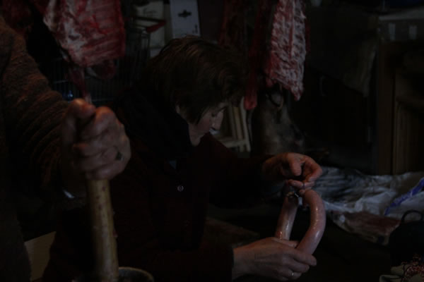 Haciendo embutidos tras la matanza del cerdo