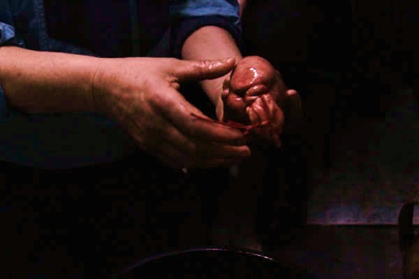 Mujer con chorizo fresco en sus manos