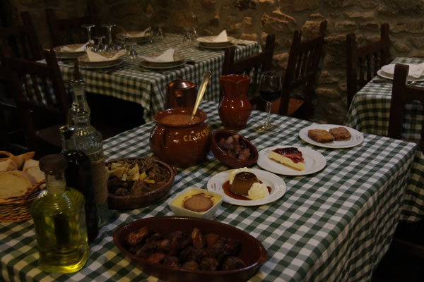 Mesa con todas las especiliades culinarias del Meson