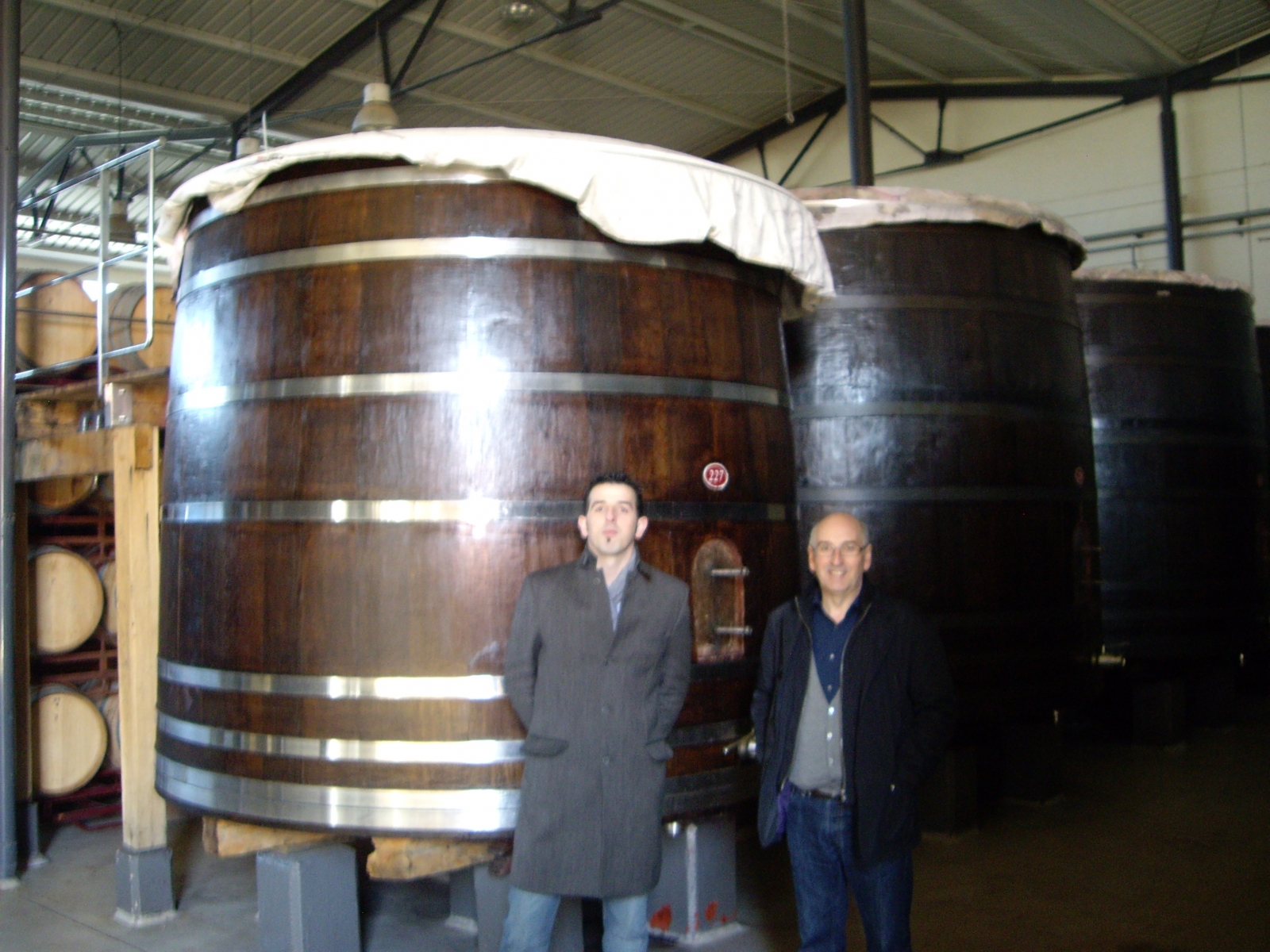 Con Juan Carlos López de la Calle frente al tino 227 donde se elabora El Pisón
