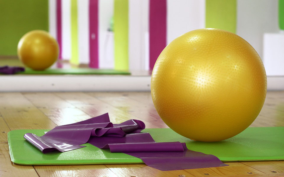 Pilota, goma d'estiraments i estoreta per fer pilates