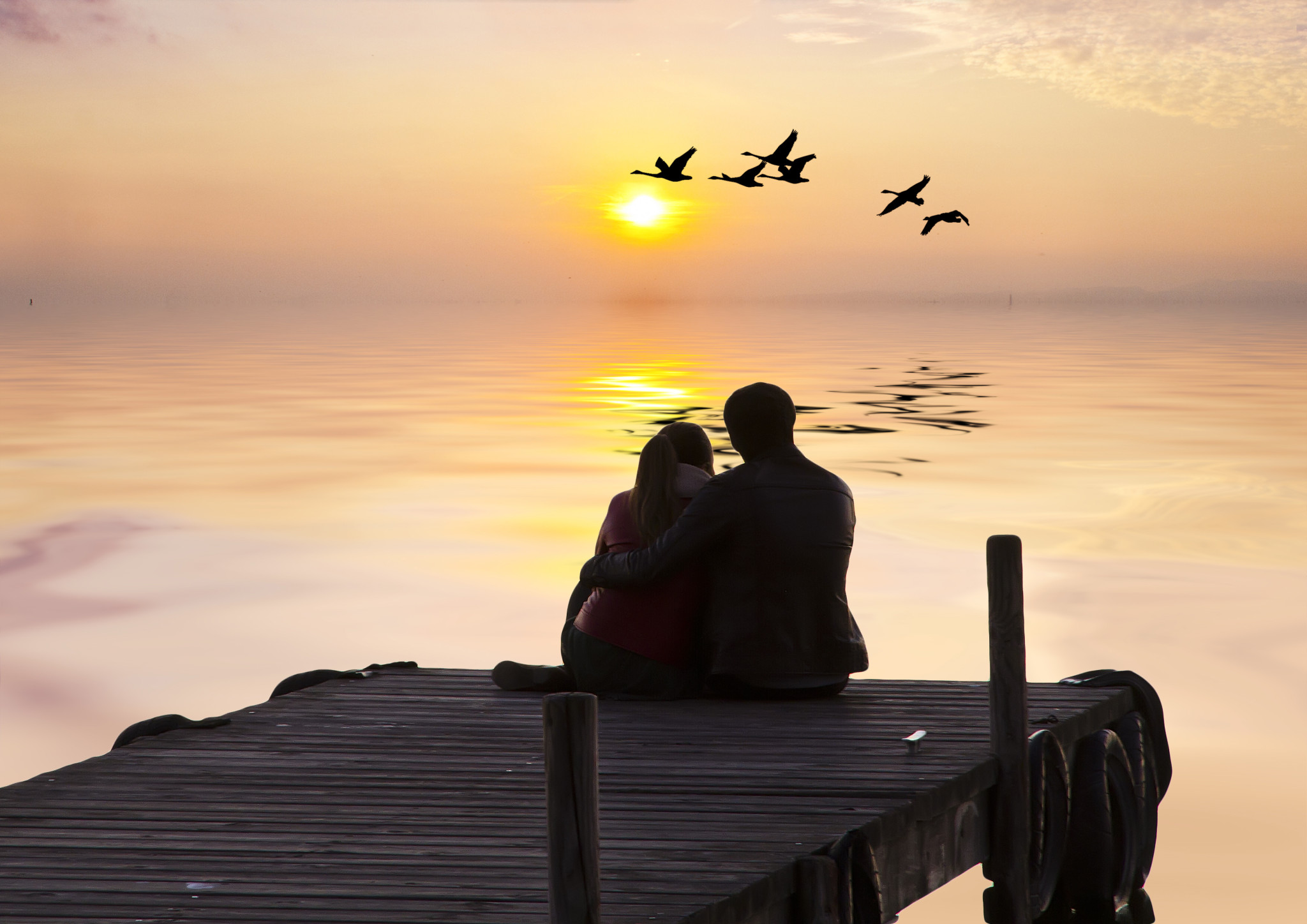 novios mirando el amanecer
