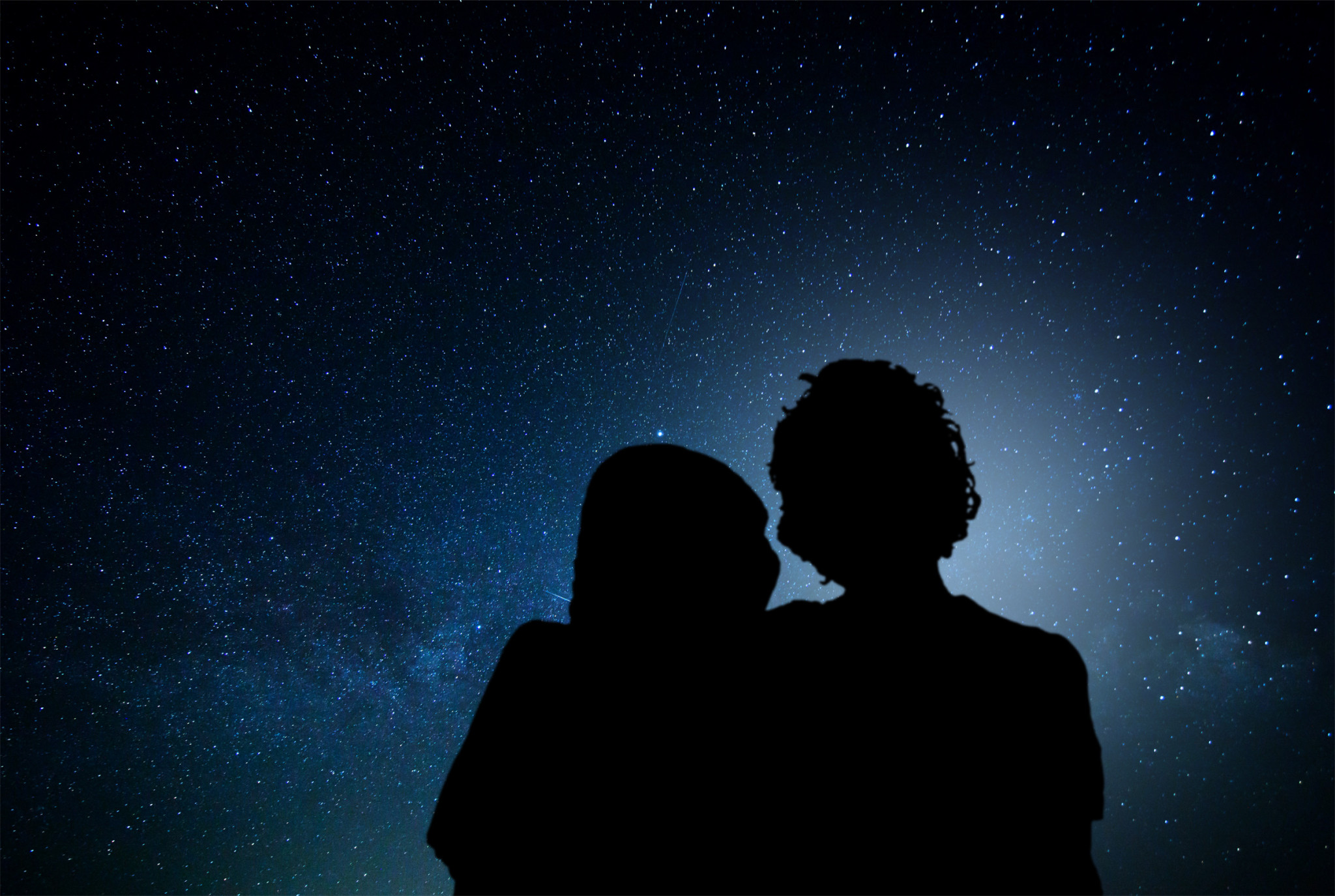 stockvault-romantic-couple-watching-the-stars176433