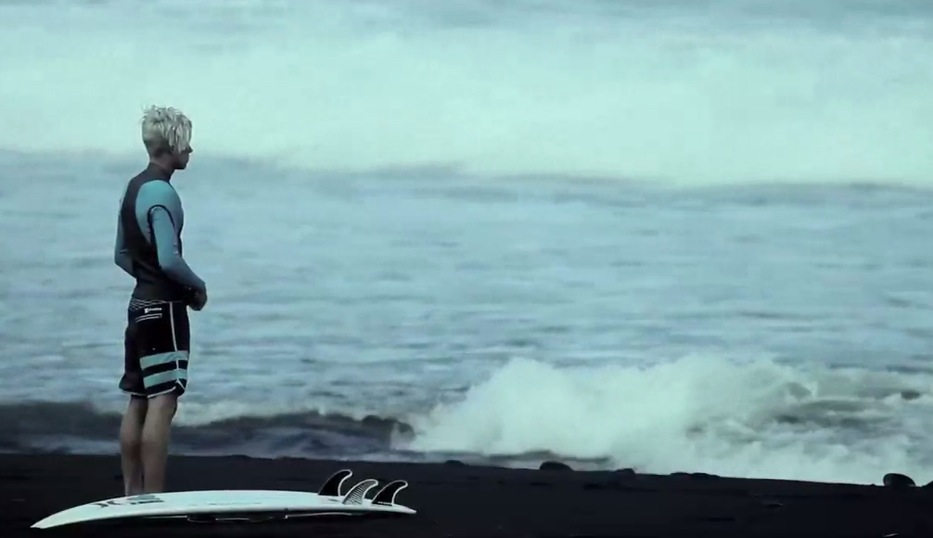 Mason Barnes im dunklen Paradies Surfers Mag