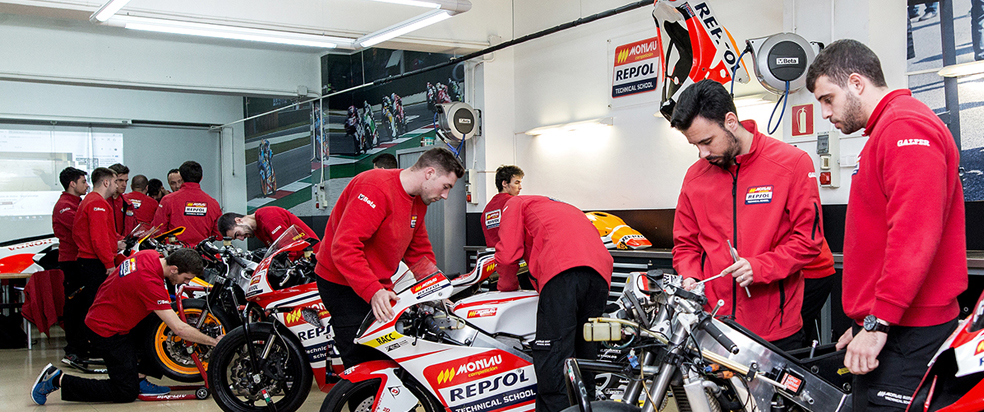 Estudiantes de ingeniería de competición practicando con motos
