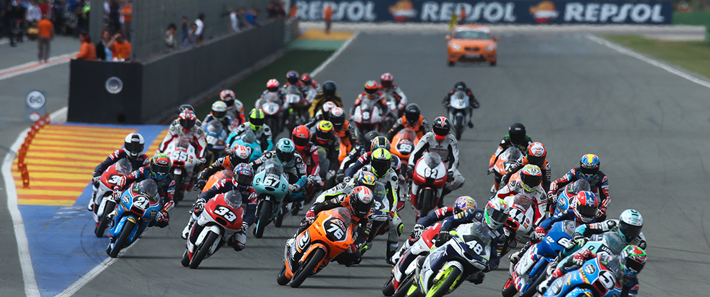Salida de los pilotos en una carrera de moto 3