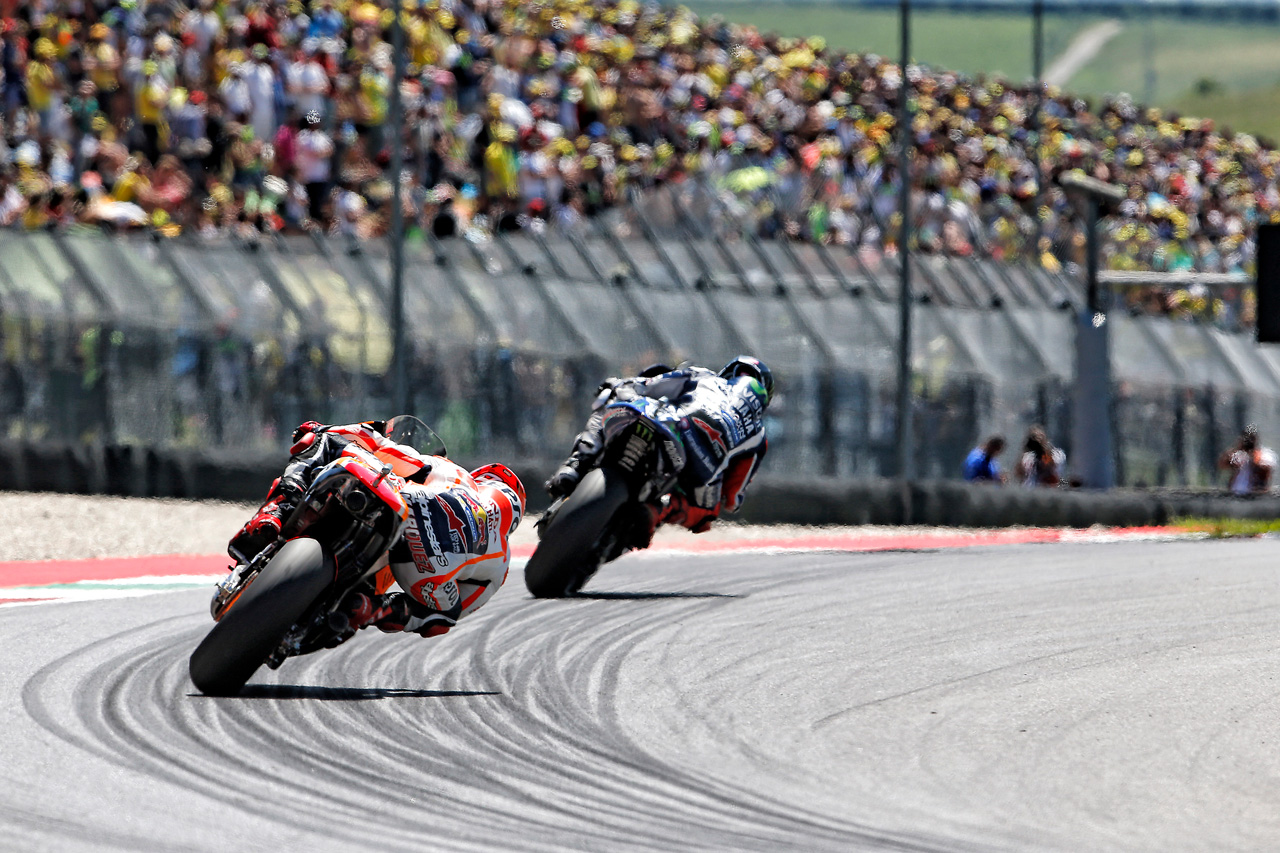 Marc Márquez rodando tras la Yamaha de Jorge Lorenzo