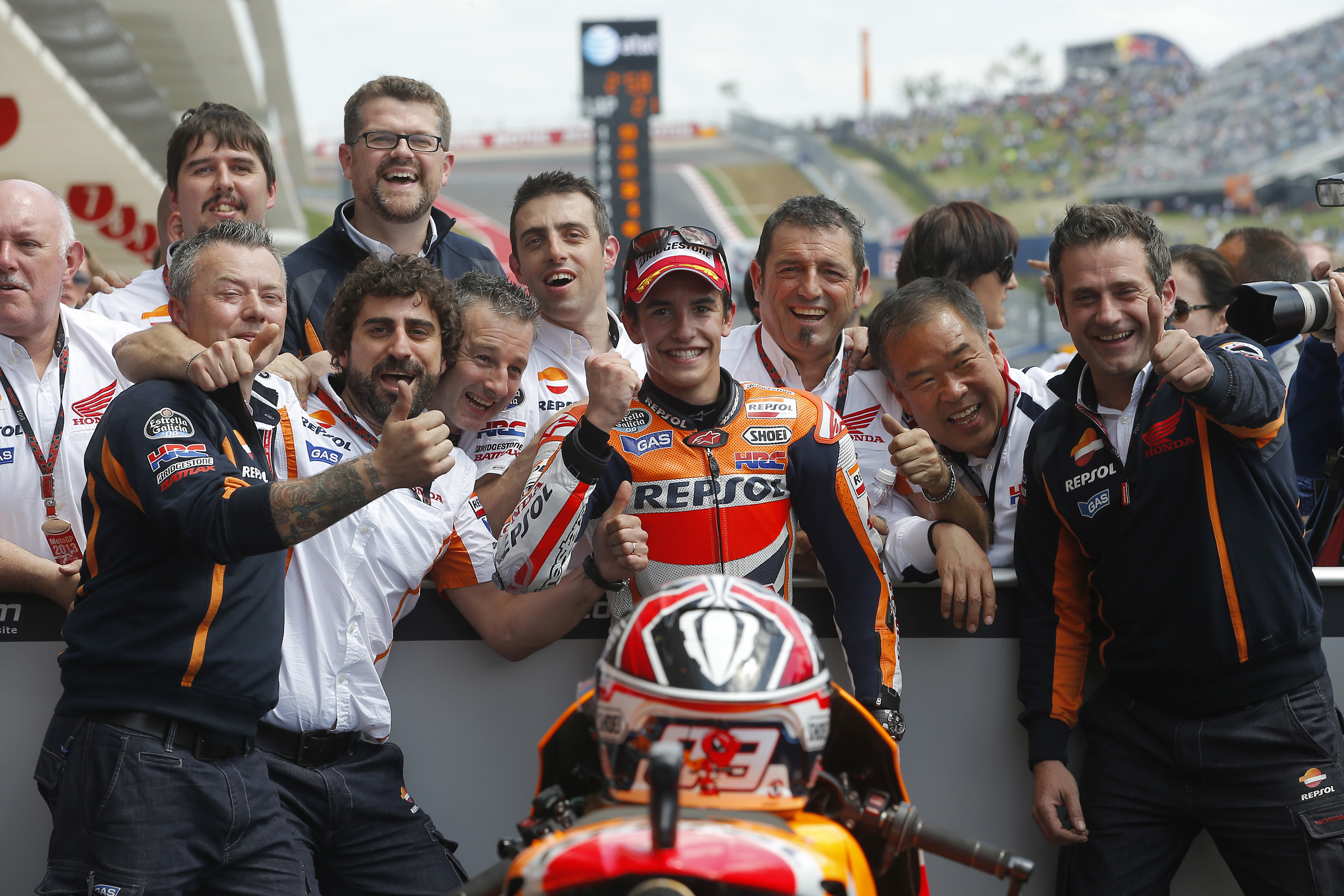 Marc Márquez celebrando la victoria con su equipo