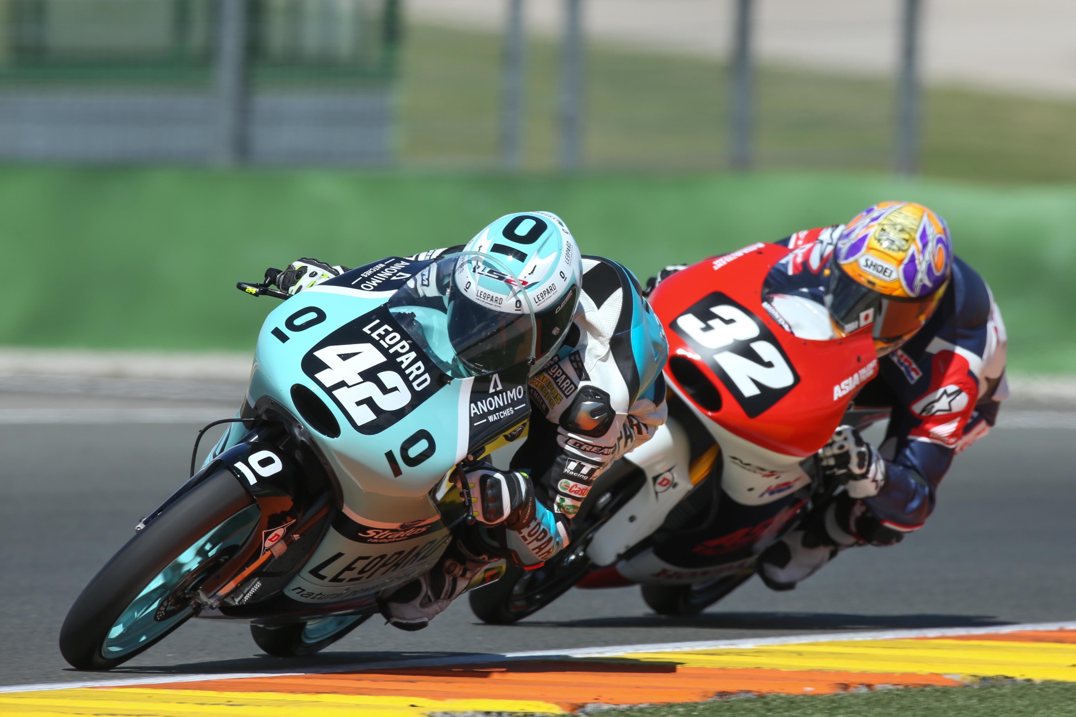 Adelantamiento de moto 3