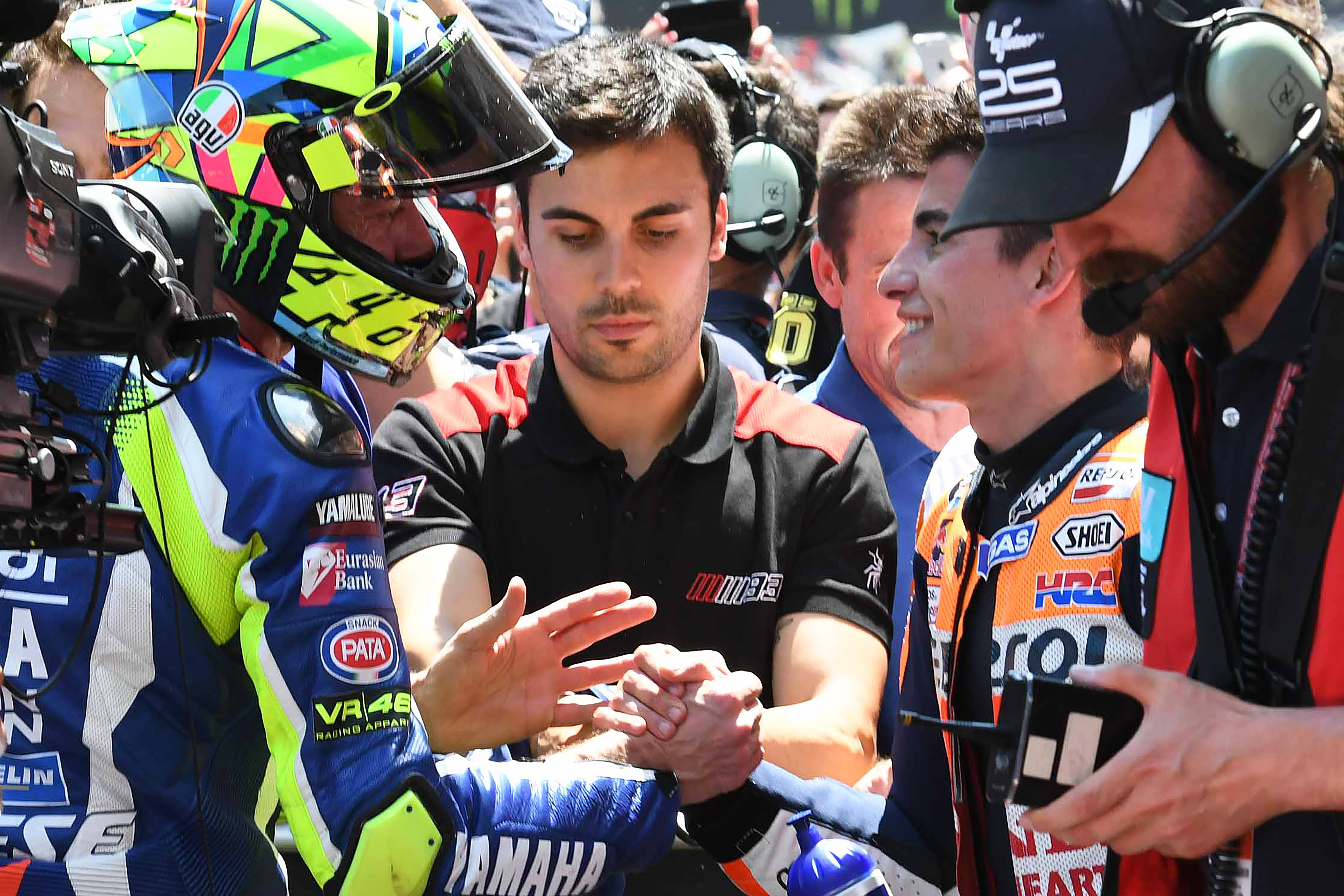 Marc Márquez se da la mano Valentino Rossi