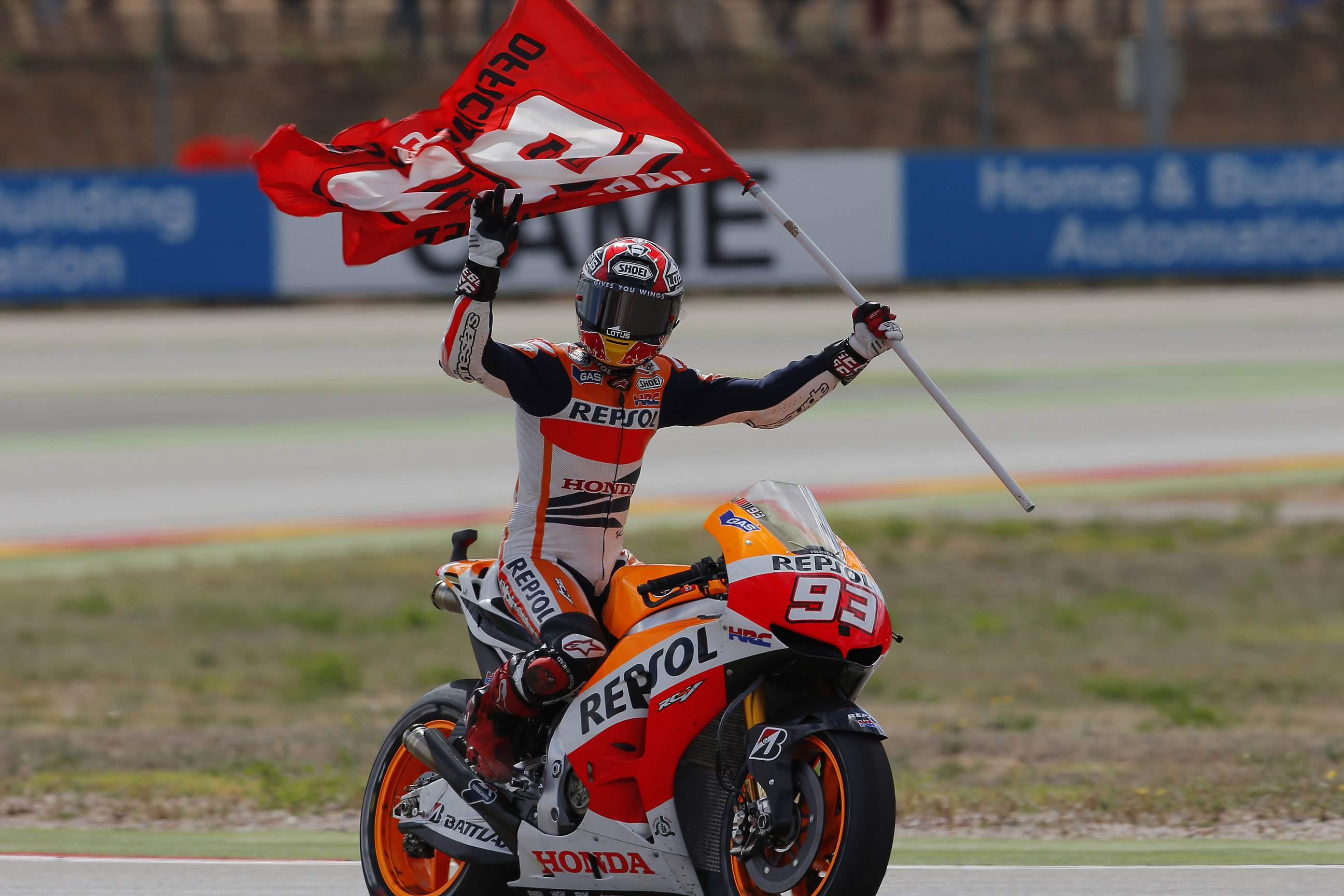 Marc Márquez con bandera roja del 93