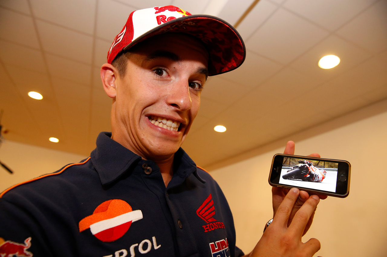 Marc Márquez con móvil haciendo mueca