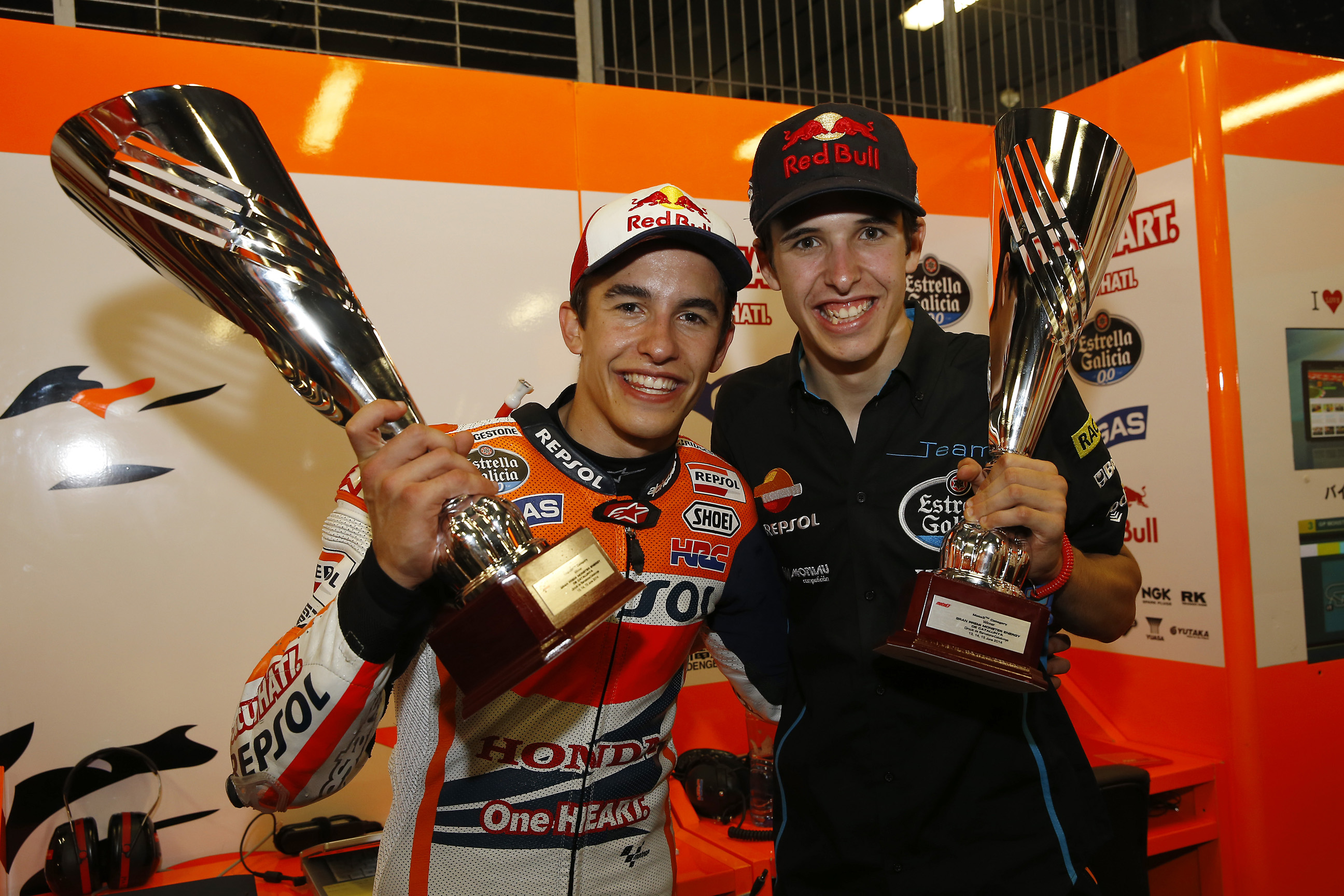 Hermanos Márquez con trofeos