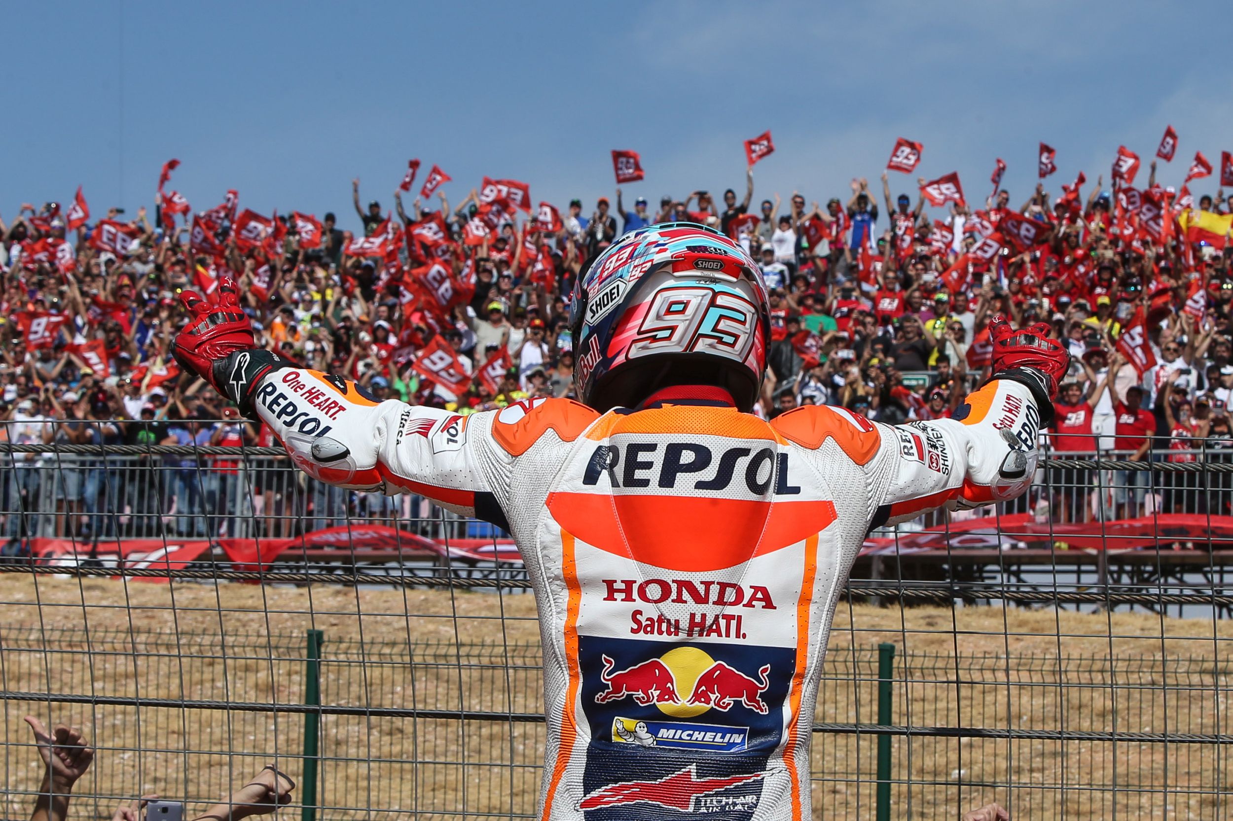 Marc Márquez saluda a sus fans