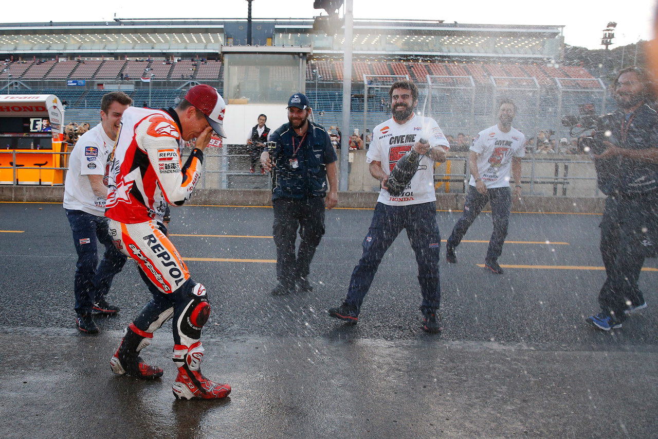 Marc Márquez bañado en champán por su su equipo