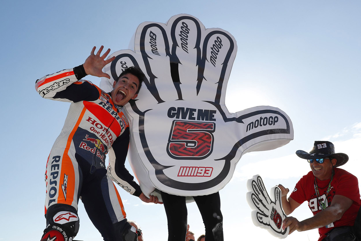 Marc Márquez con mano gigante de GiveMe5