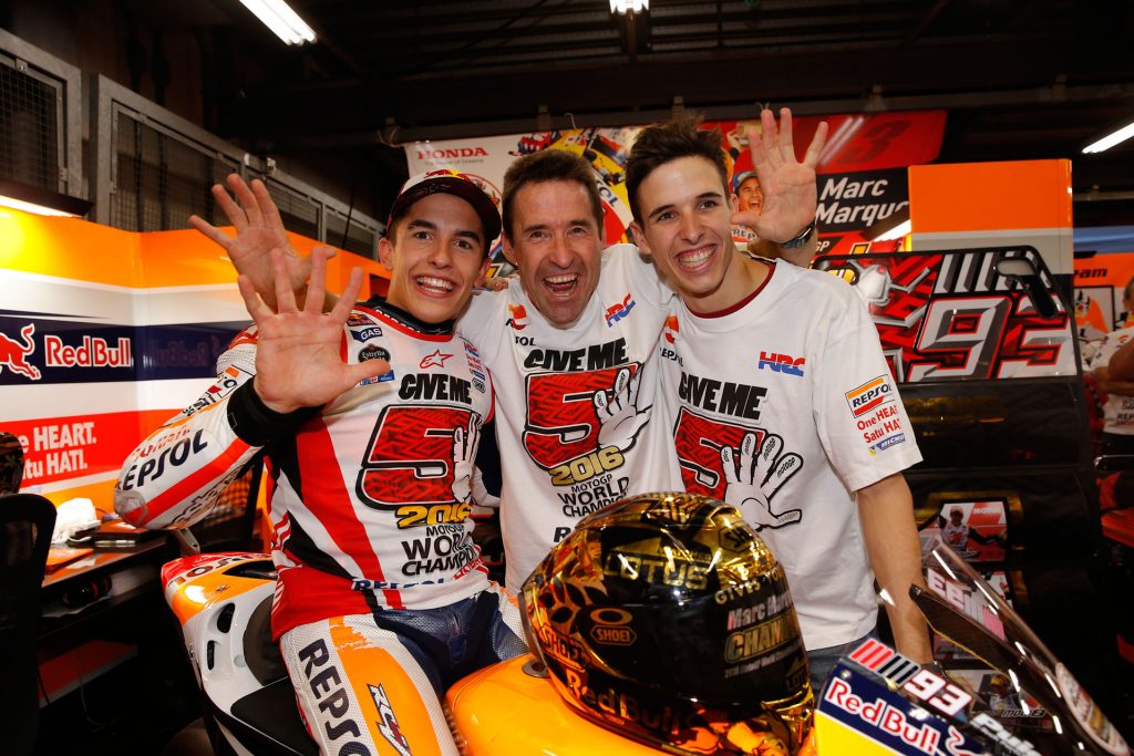 Marc Márquez con su padre y su hermano Álex celebrando su 5º título