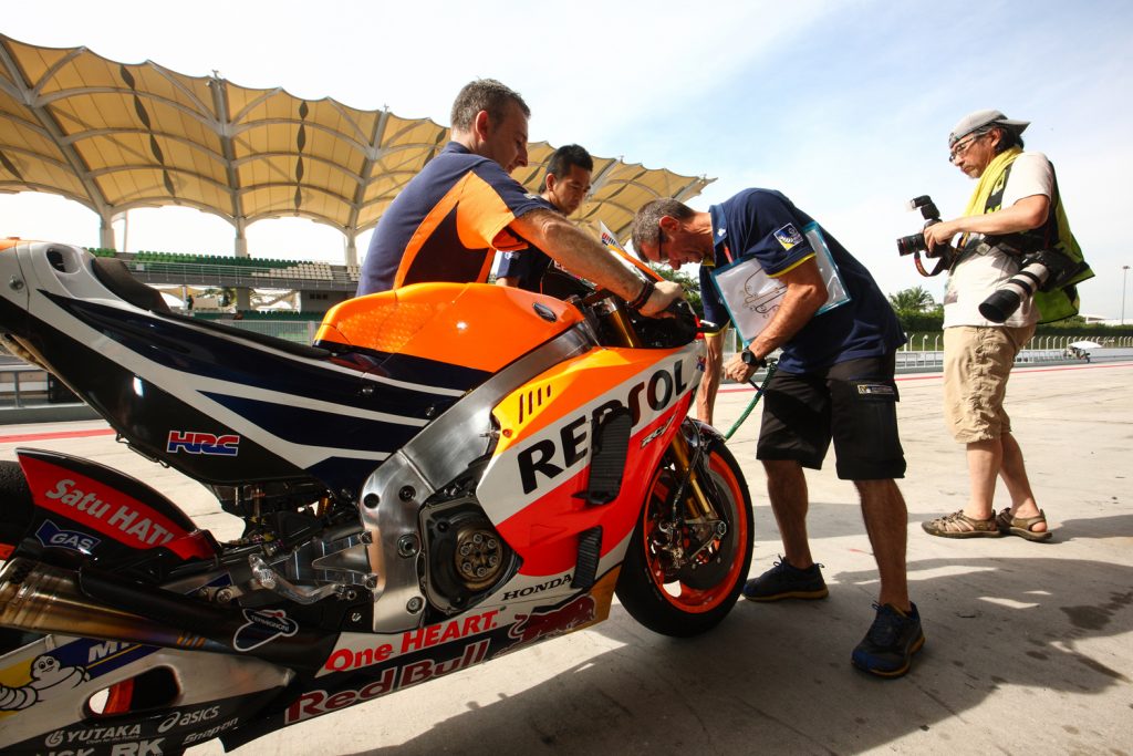 Técnicos Repsol Honda trabajando en la RC213V