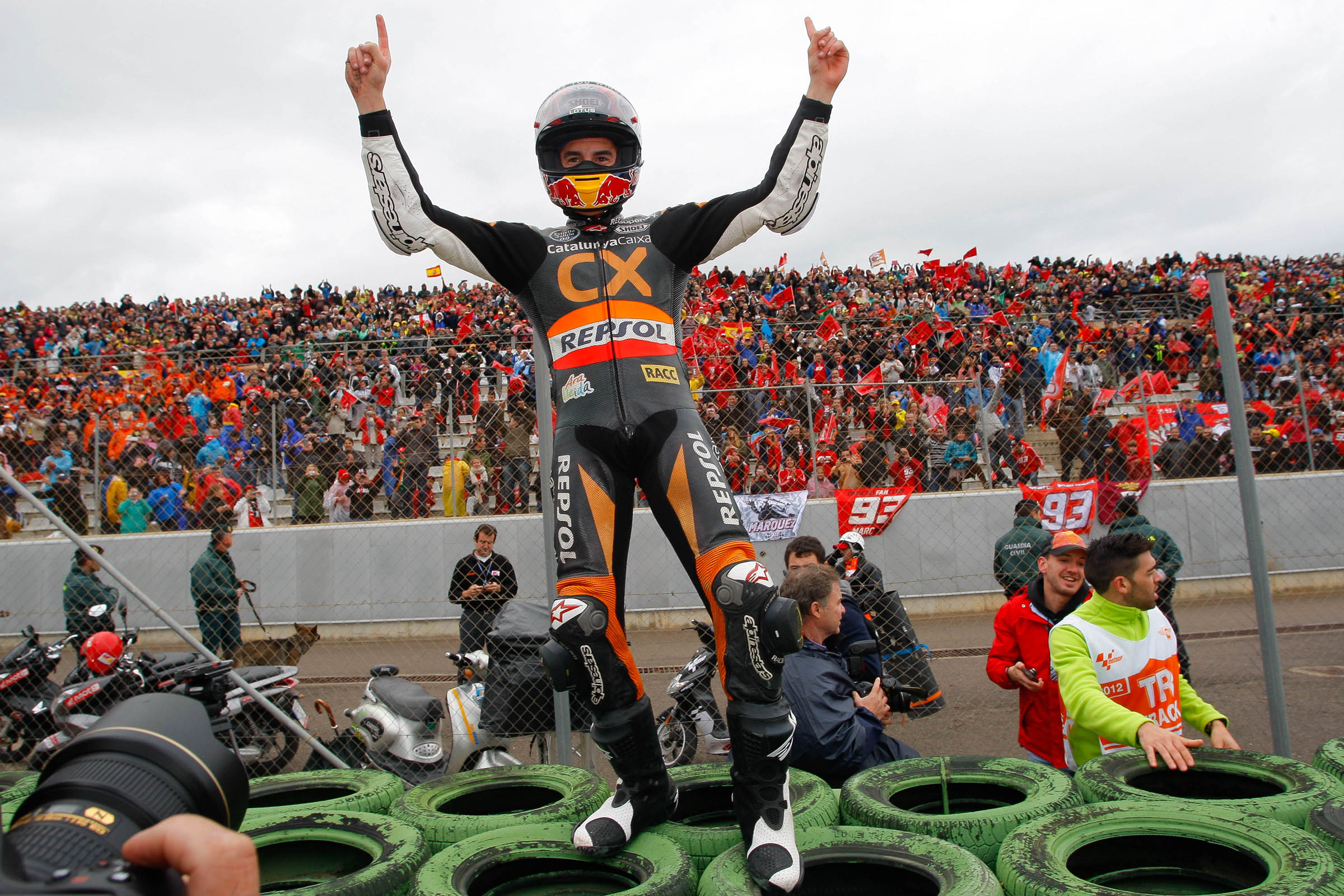 Marc Márquez celebra sobre pilas de neumáticos viejos