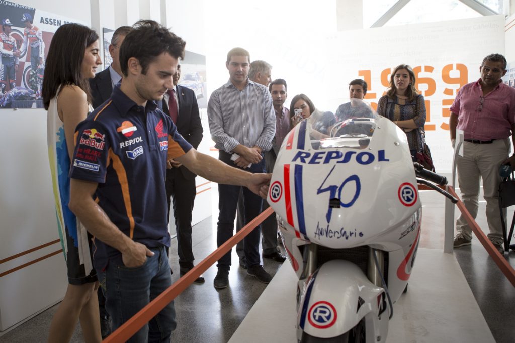 Dani Pedrosa con moto blanca en exposición