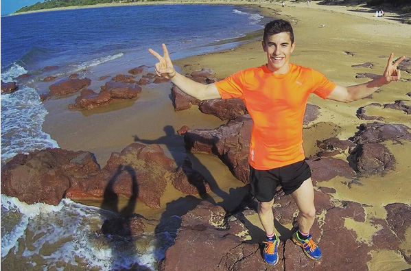 Marc Márquez entrenando en la playa