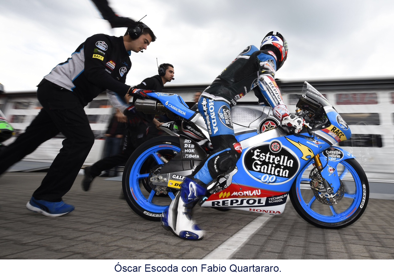 Fabio Quartararo sobre la moto en el pitlane con miembros del equipo