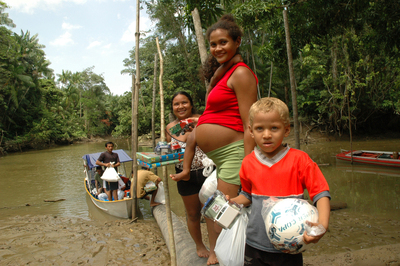 Family receive gofts from the boat