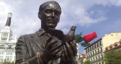 (XXIII) La rosa marchita de los socialistas llena el suelo de pétalos que los podemitas escupen (XXIII) La rosa marchita de los socialistas llena el suelo de pétalos que los podemitas escupen