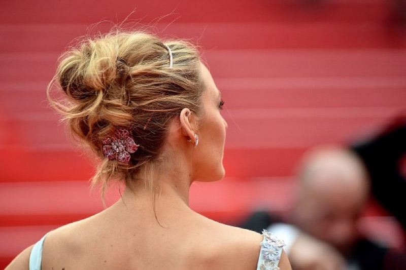 ClioMakeUp-cannes-2016-look-makeup-migliori-blake-lively-azzurro-capelli-dietro