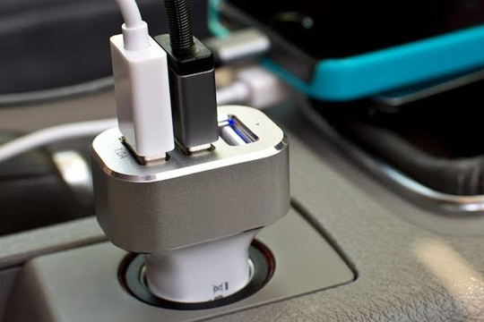 Cargador de coche con 3 puertos USB de alta velocidad