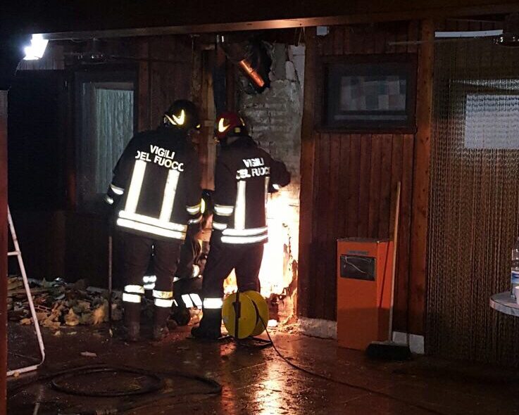 Altavilla, abitazione in fiamme: uomo messo in salvo