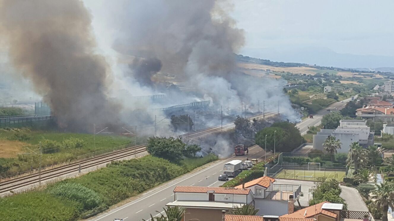 Incendio A14, fiamme in autostrada: tratto chiuso Incendio A14, fiamme in autostrada: tratto chiuso