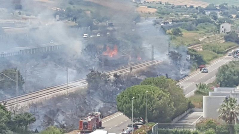 Incendio A14, fiamme in autostrada: tratto chiuso Incendio A14, fiamme in autostrada: tratto chiuso