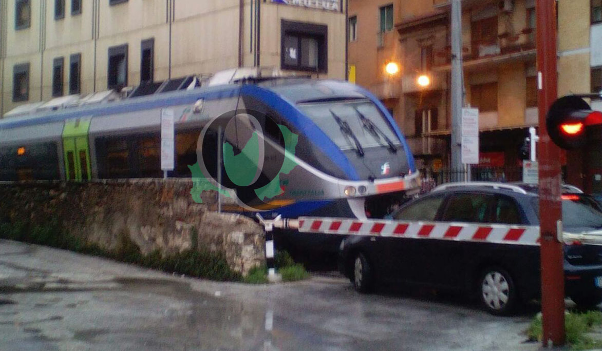 Genova, treno bloccato dal gelo riparte dopo ore Genova, treno bloccato dal gelo riparte dopo ore