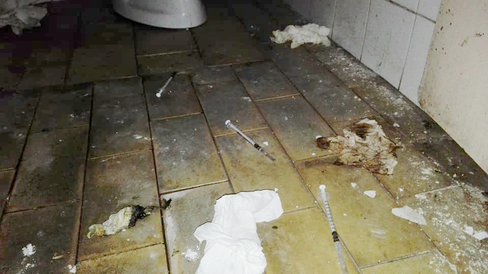 Siringhe e feci nei bagni pubblici, degrado al centro della città ... Siringhe e feci nei bagni pubblici, degrado al centro della città ...