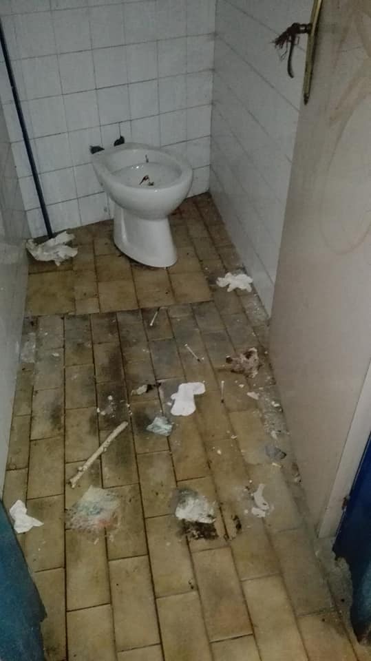 Siringhe e feci nei bagni pubblici, degrado al centro della città ... Siringhe e feci nei bagni pubblici, degrado al centro della città ...