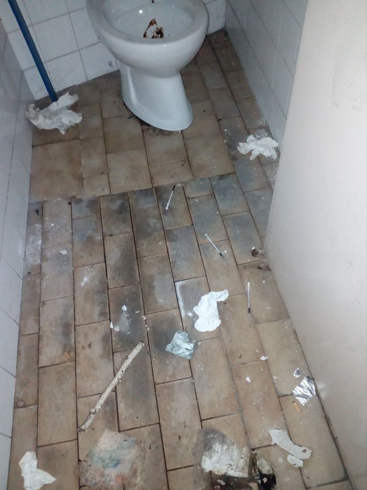 Siringhe e feci nei bagni pubblici, degrado al centro della città ... Siringhe e feci nei bagni pubblici, degrado al centro della città ...