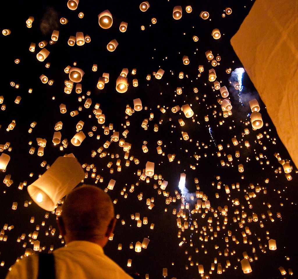 Image of paper lantern balloons by Takeaway , via Wikimedia Commons Chinese or Sky Lanterns