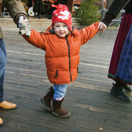 Dans kring granen på Skansen Dans kring granen på Skansen