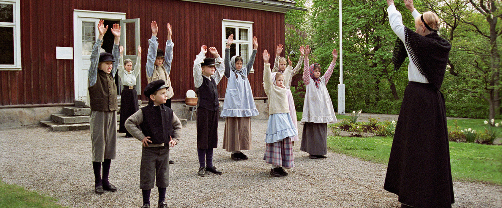 Barn på skolgården utanför Väla skola på Skansen Barn på skolgården utanför Väla skola på Skansen