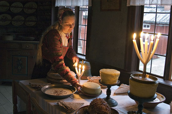 Dukning av julbordet Dukning av julbordet