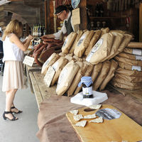 Knäckebröd och korv på marknaden Knäckebröd och korv på marknaden