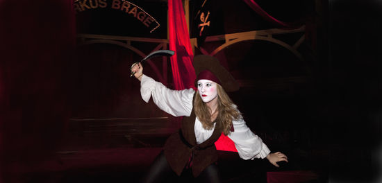 Cirkus Skansen En cikusartist utklädd till pirat