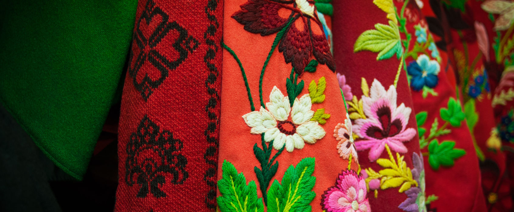 Skansens klädkammare Rött tyg med broderade blommor från Skansens klädkammare