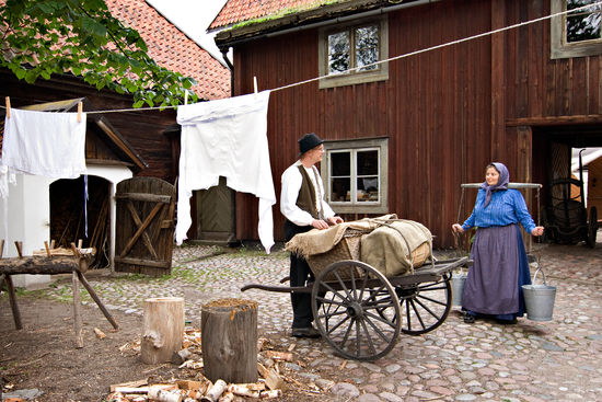 Stadskvarteren Samtal mellan en kvinna och en man i stadskvarteren på Skansen.