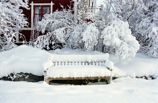 Skansen i vinterskrud Bänk under snötäcke