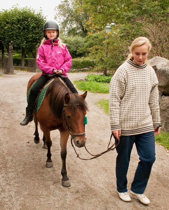 Ponnyridning på Skansen Flicka rider på ponny, Skansen