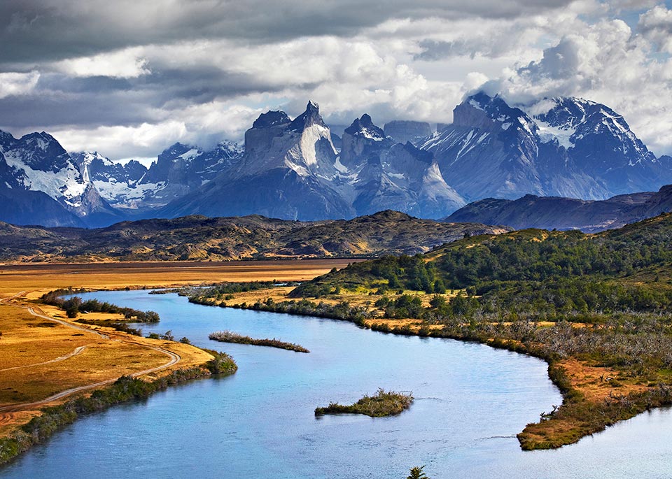 Il fiume Paine sullo sfondo delle imponenti vette del Massiccio del Paine, nel Parque Nacional Torres del Paine, grande attrattiva naturale della Patagonia cilena © Matt Munro / Lonely Planet