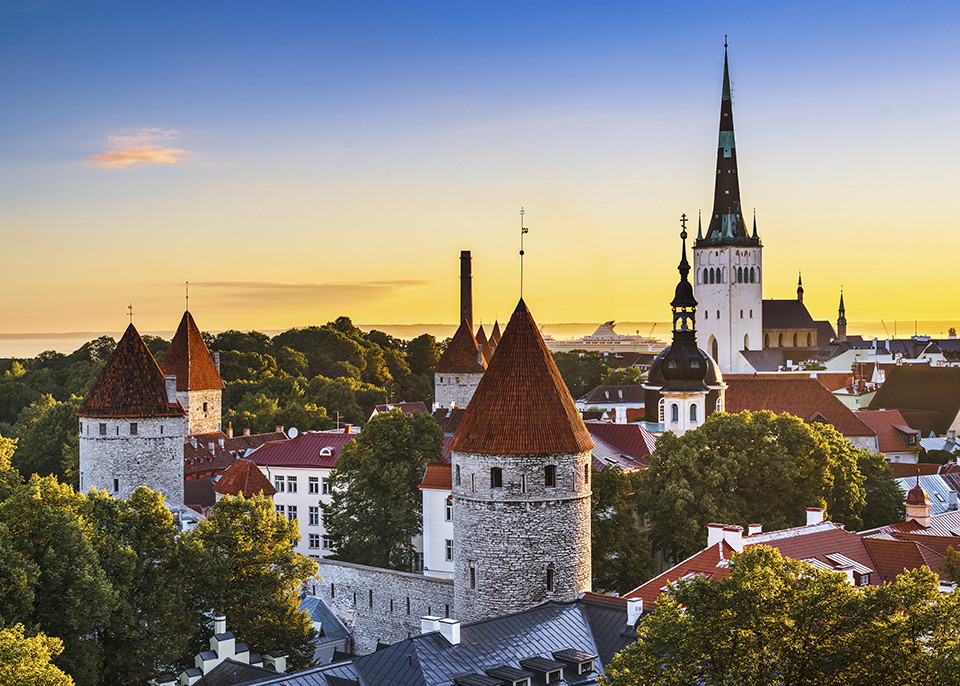 L’incantevole città vecchia di Tallinn ha un’atmosfera fiabesca unica © SeanPavonePhoto / iStockphoto / Getty Images